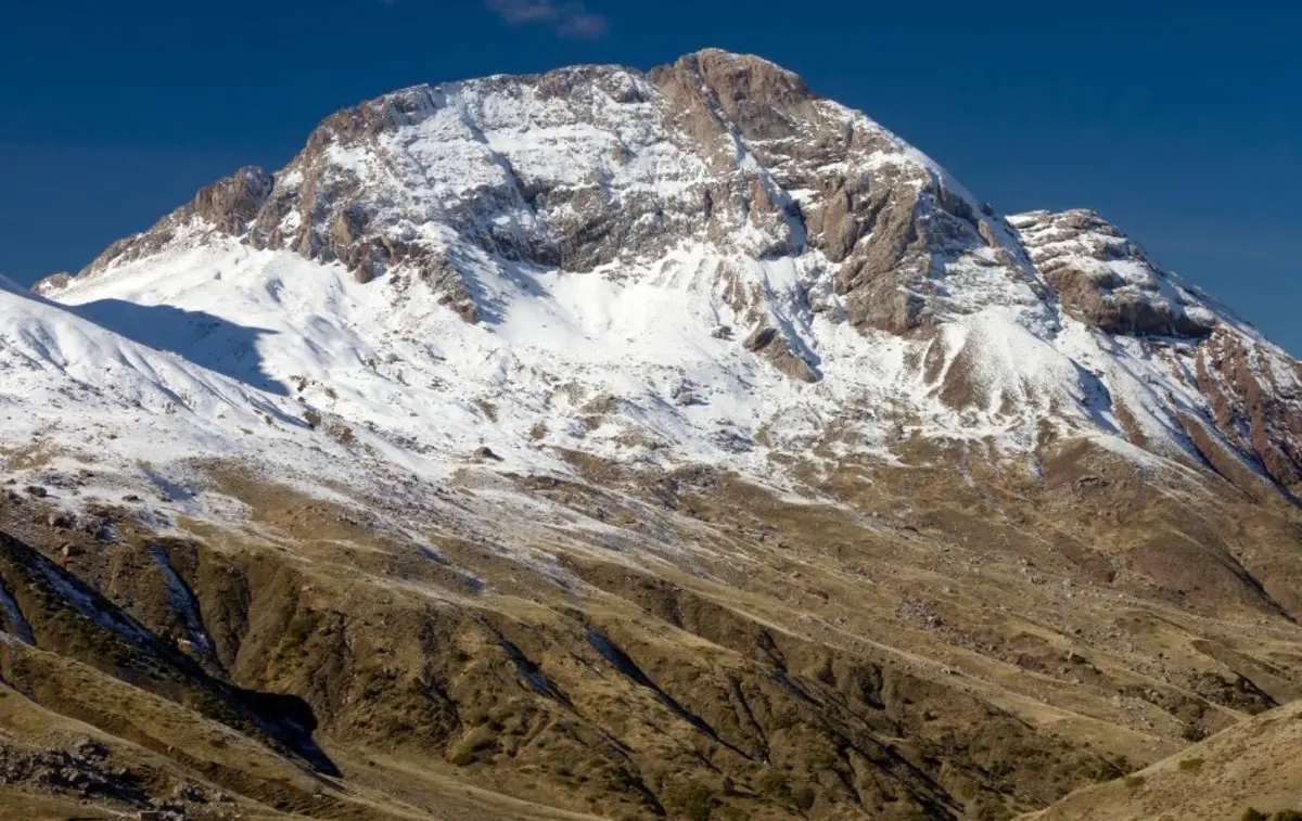 O pico mais alto da serra de Vardousia atinge os 2495 metros