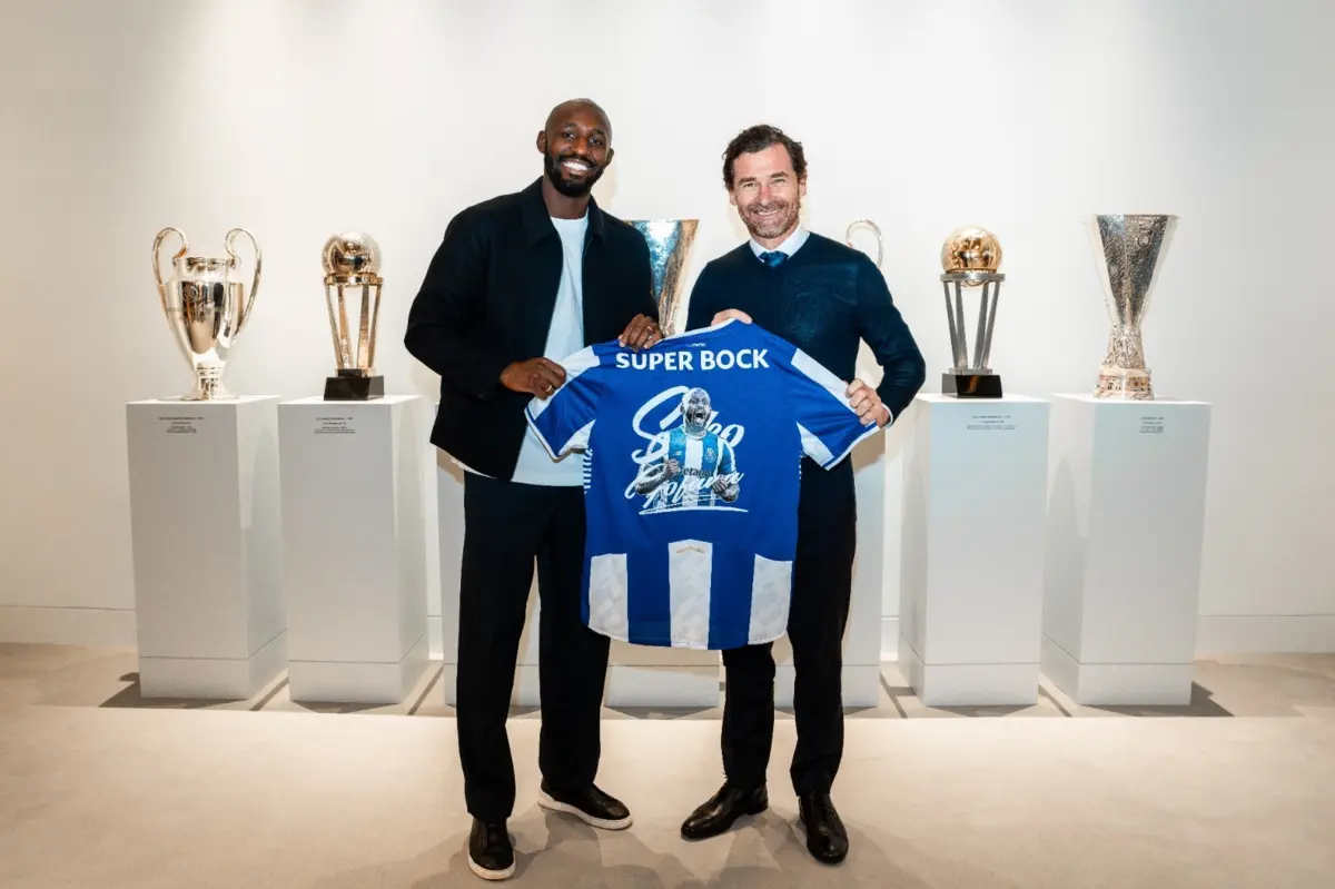 O médio, de 30 anos, chega por empréstimo do Stade Rennais