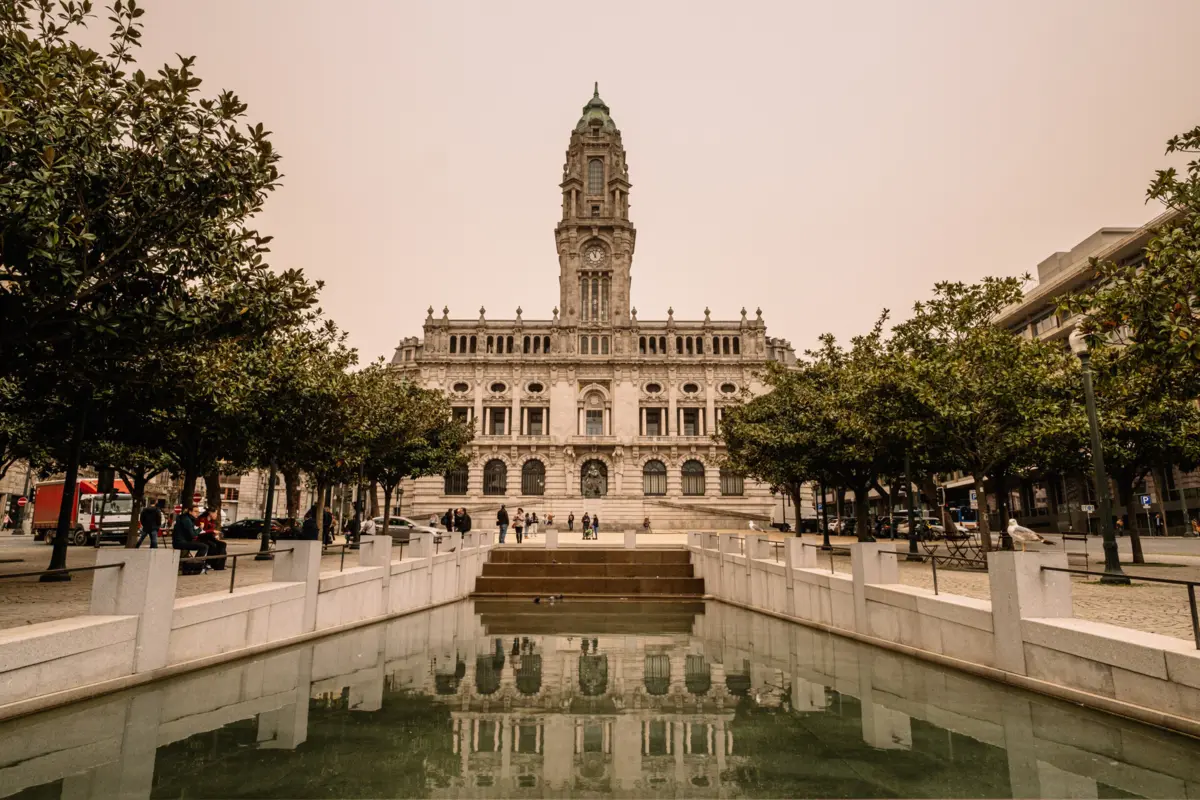 Edifício da Câmara foi construído com granito do Porto