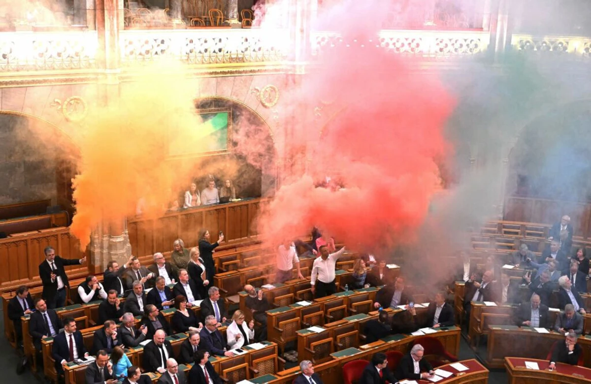 Enquanto decorria a votação no parlamento húngaro em Budapeste, os deputados da oposição acenderam bombas de fumo na câmara, enchendo-a de colunas de fumo colorido