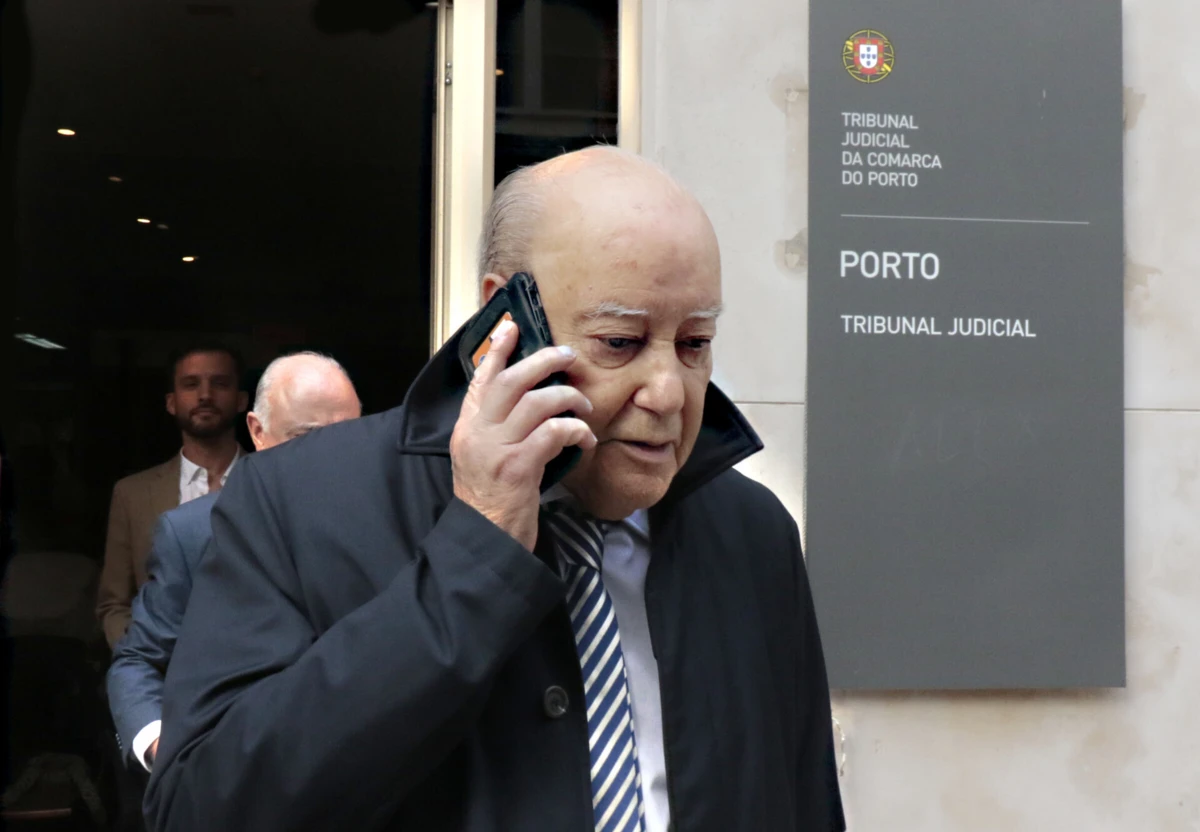 Pinto da Costa à saída do tribunal no final da primeira sessão do julgamento