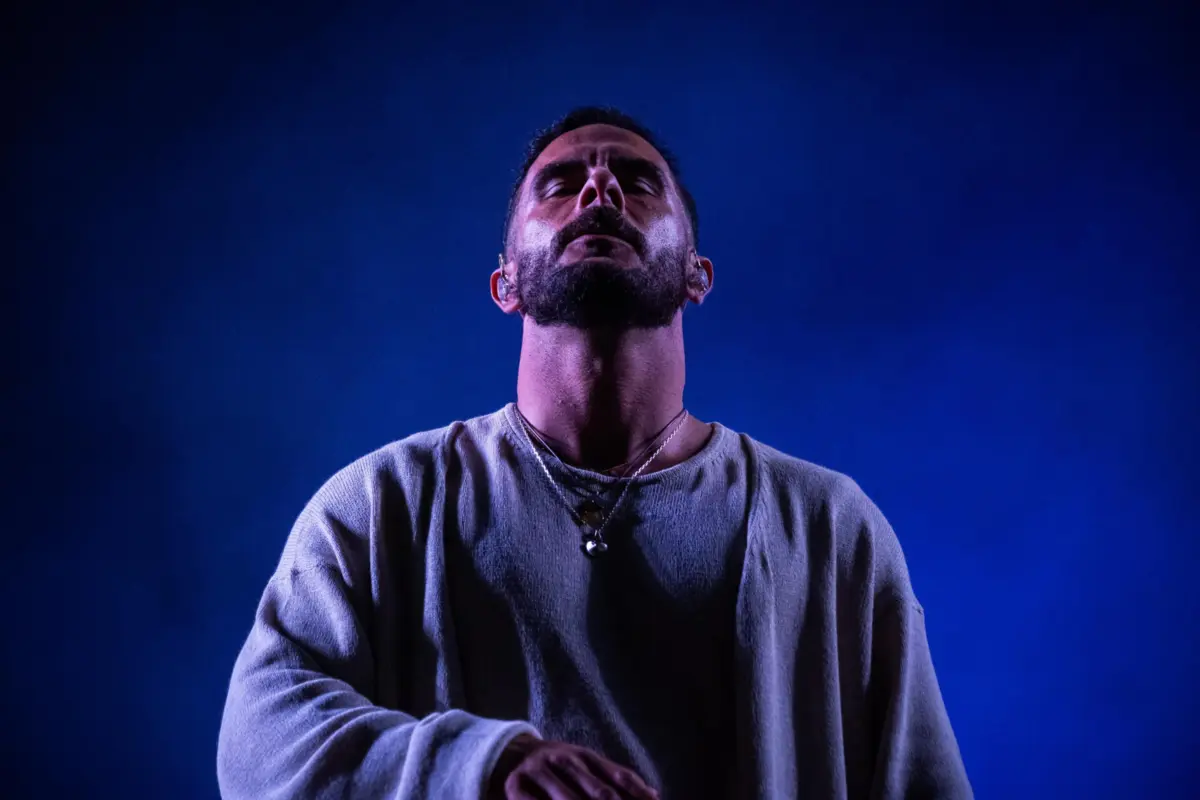 Imagem de contexto do artigo Nininho Vaz Maia abraçado por milhares de fãs na última noite da Queima das Fitas