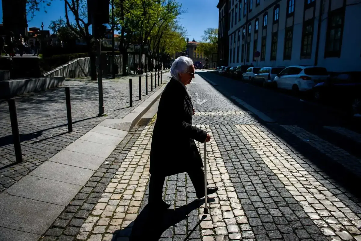 Em causa está uma proposta para que se recorra ao saldo extra no orçamento da Segurança Social para aumentar de forma permanente as pensões mais baixas