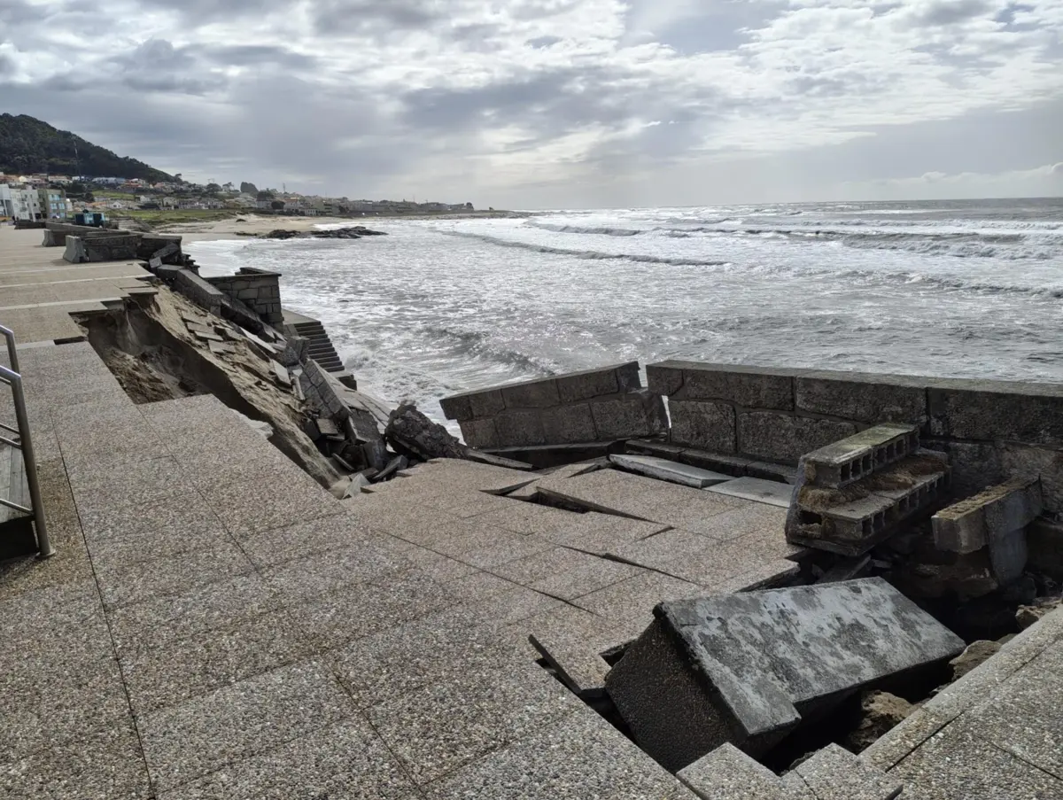 Cerca de 50 metros do paredão da praia de Moledo estão destruídos.