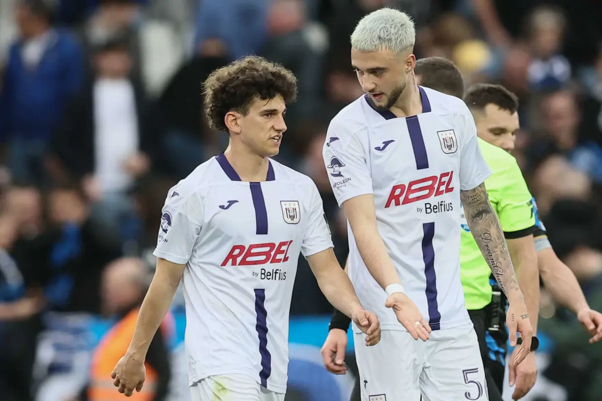 Debast (à direita) vai reforçar o Sporting