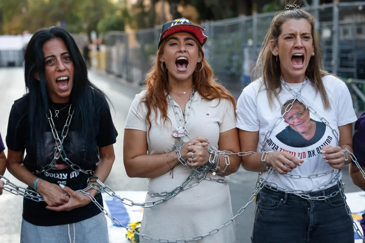 Mães de reféns e soldados israelitas participam num protesto em frente à casa do primeiro-ministro, Benjamin Netanyahu