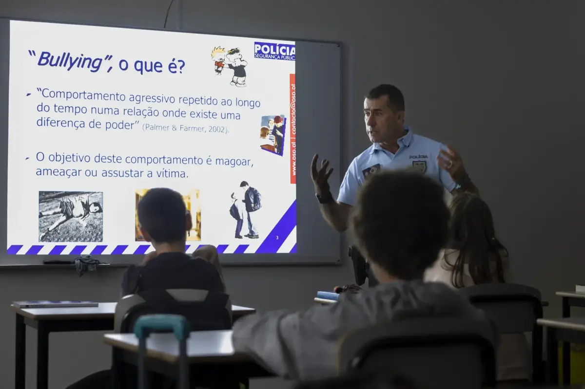 Uso de telemóveis numa fase cada vez mais precoce leva "bullying" a assumir novos contornos