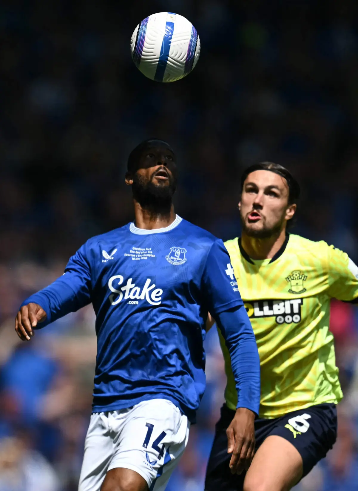 Central do Southampton disputa bola com Beto do Everton