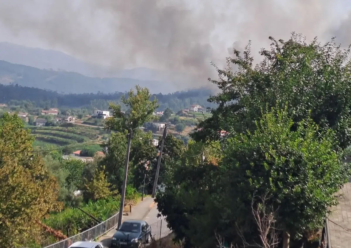 Incêndio este domingo está a ser combatido por 76 bombeiros,