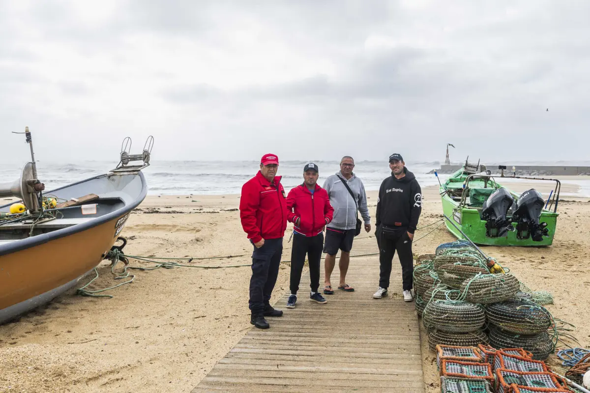 Assoreamento provocado pelo quebra-mar impede a faina, em Gaia