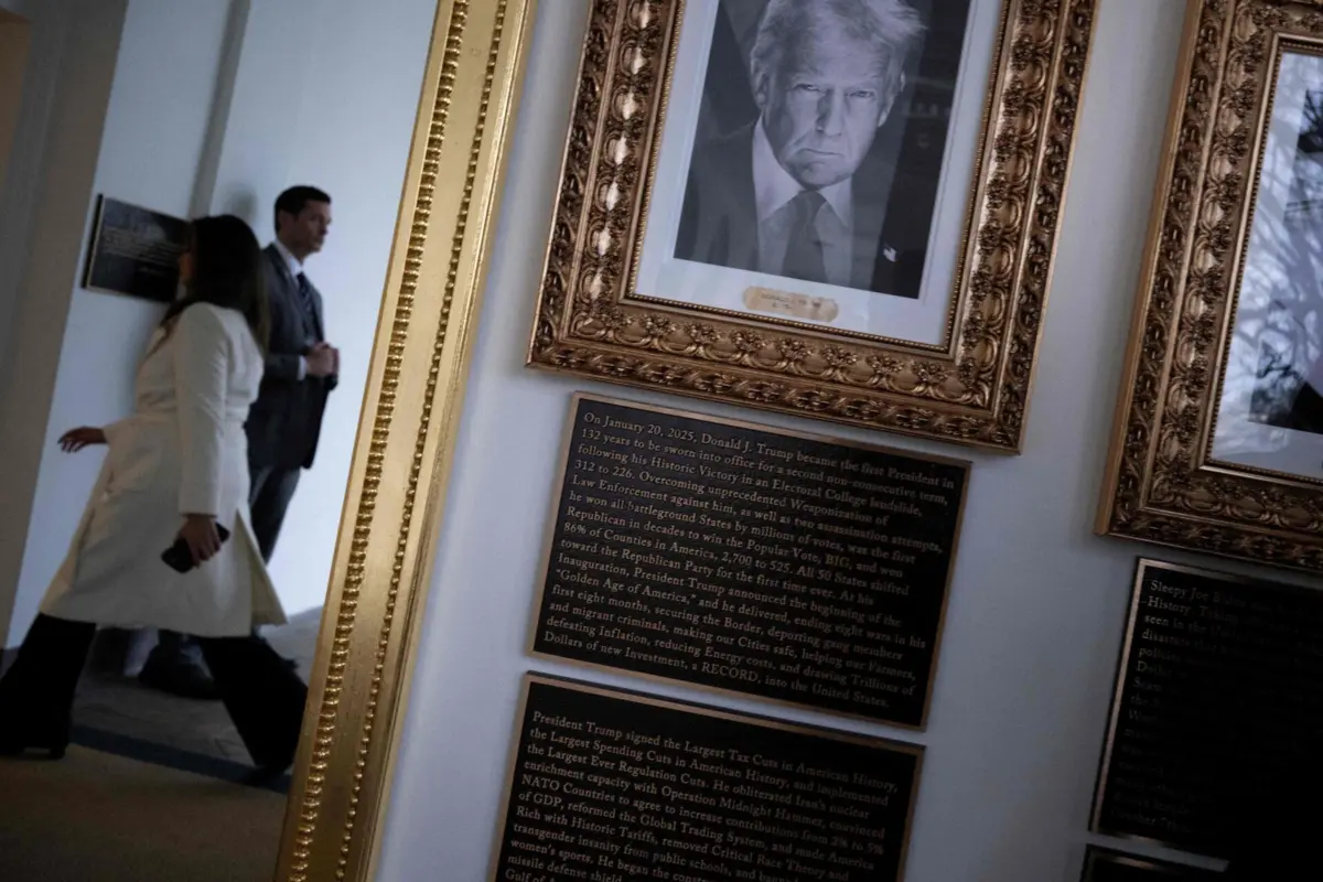 Placa junto ao retrato de Trump tem biografia altamente elogiosa