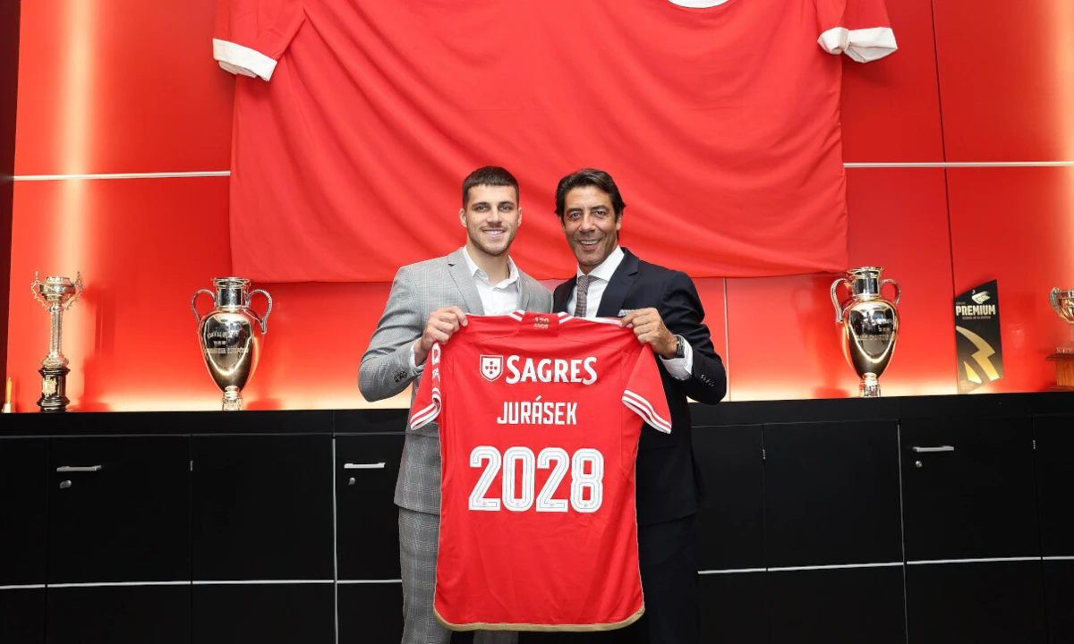 Jurásek e o presidente das águias, Rui Costa na oficialização do contrato