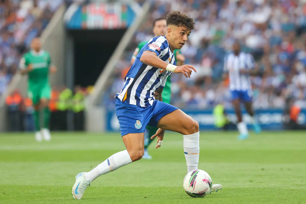 Espanhol foi contratado pelo F. C. Porto ao Famalicão, em 2023, por 10 milhões de euros