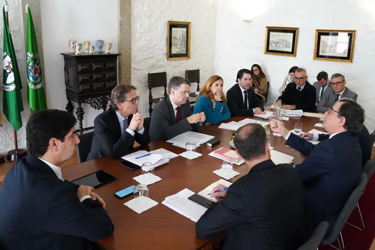 Acordo assinado na presença do ministro da Coesão Territorial, Castro Almeida