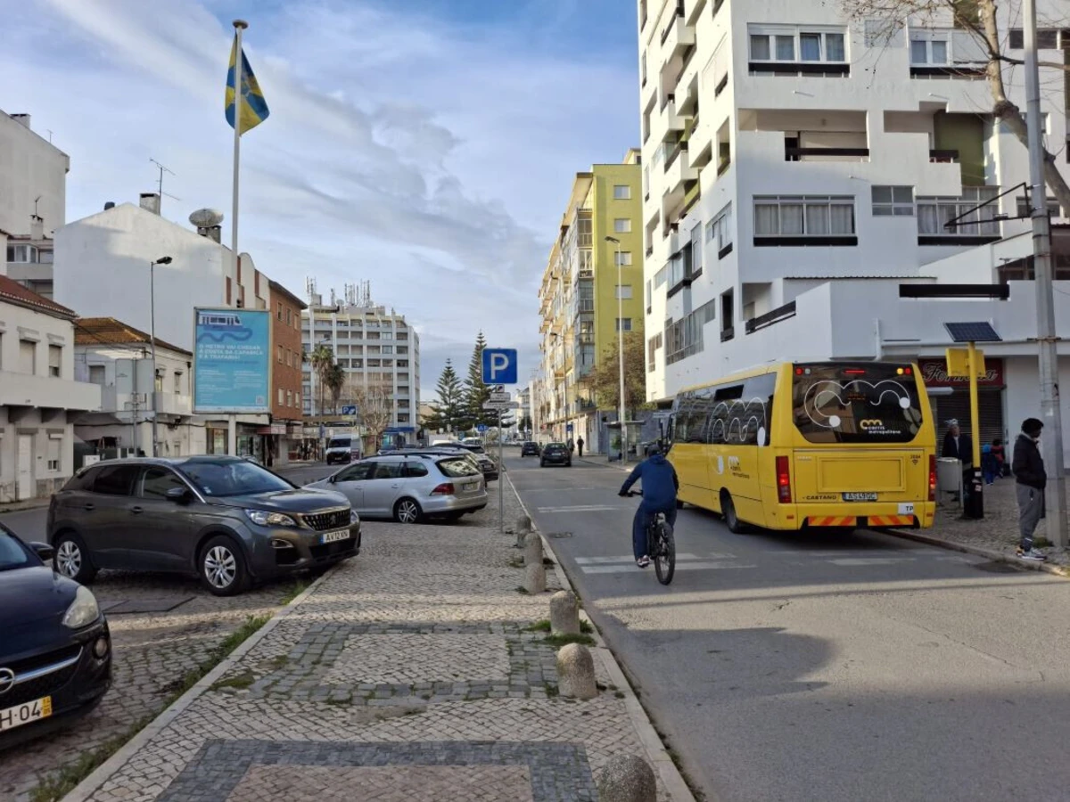 Na avenida central da Costa da Caparica, haverá uma deslocação da atual interface de transportes