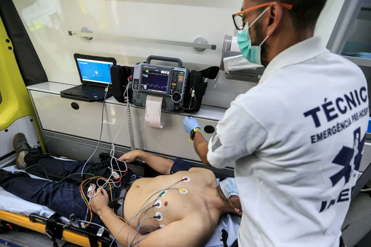 Carência de técnicos de emergência pré-hospitalar obriga a centenas de milhares extra no INEM