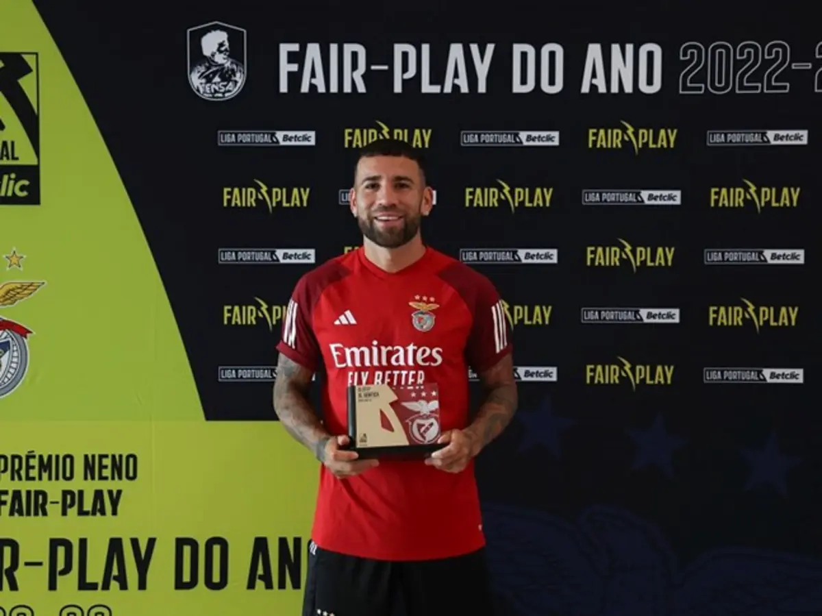 Otamendi recebeu o prémio