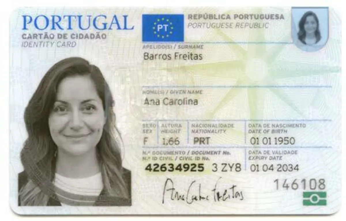 O novo cartão de cidadáo tem uma fotografia maior e o chip muda-se para o verso