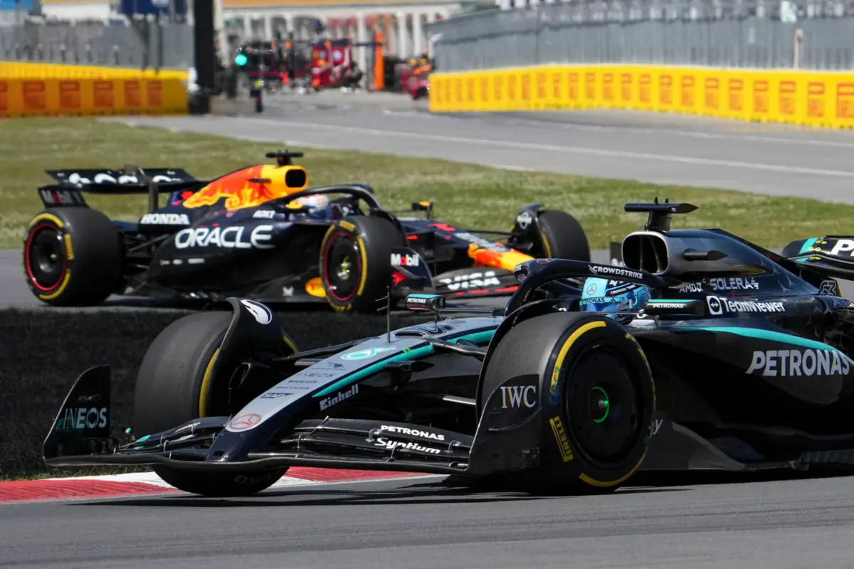 O Mercedes de Russell resistiu à pressão do Red Bull de Verstappen