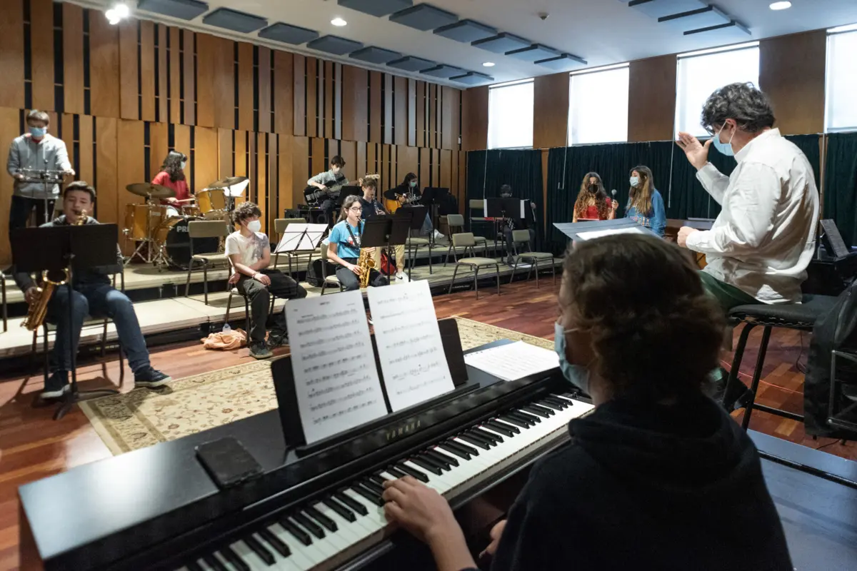 Estágio destina-se a estudantes com idade até aos 23 anos