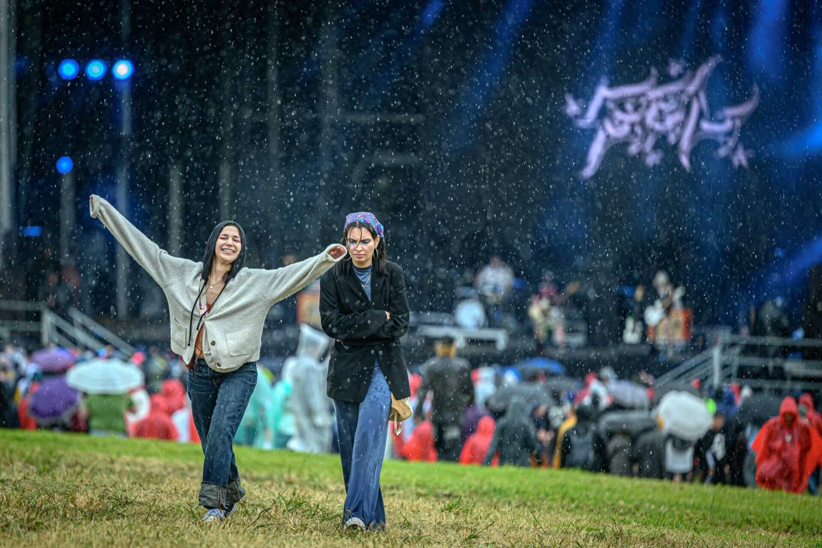 Imagem de contexto do artigo Com ou sem impermeáveis, a chuva já está colada à pele dos festivaleiros do Primavera