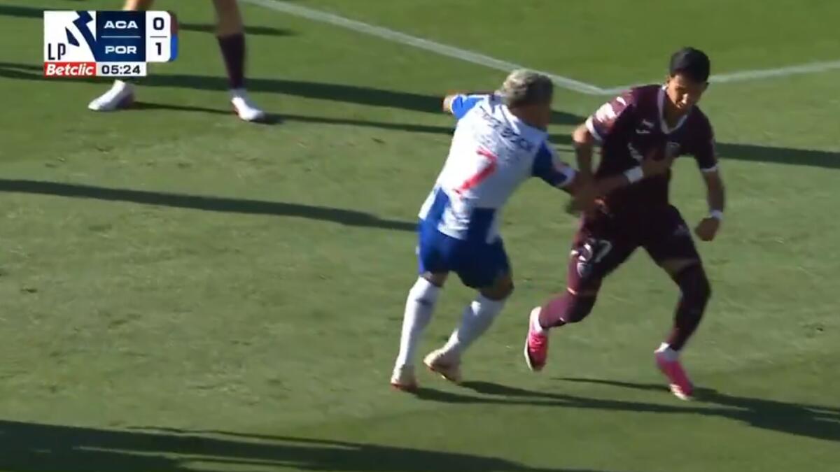 Context image for the article Académico de Viseu claimed a foul in the build-up to FC Porto's first goal