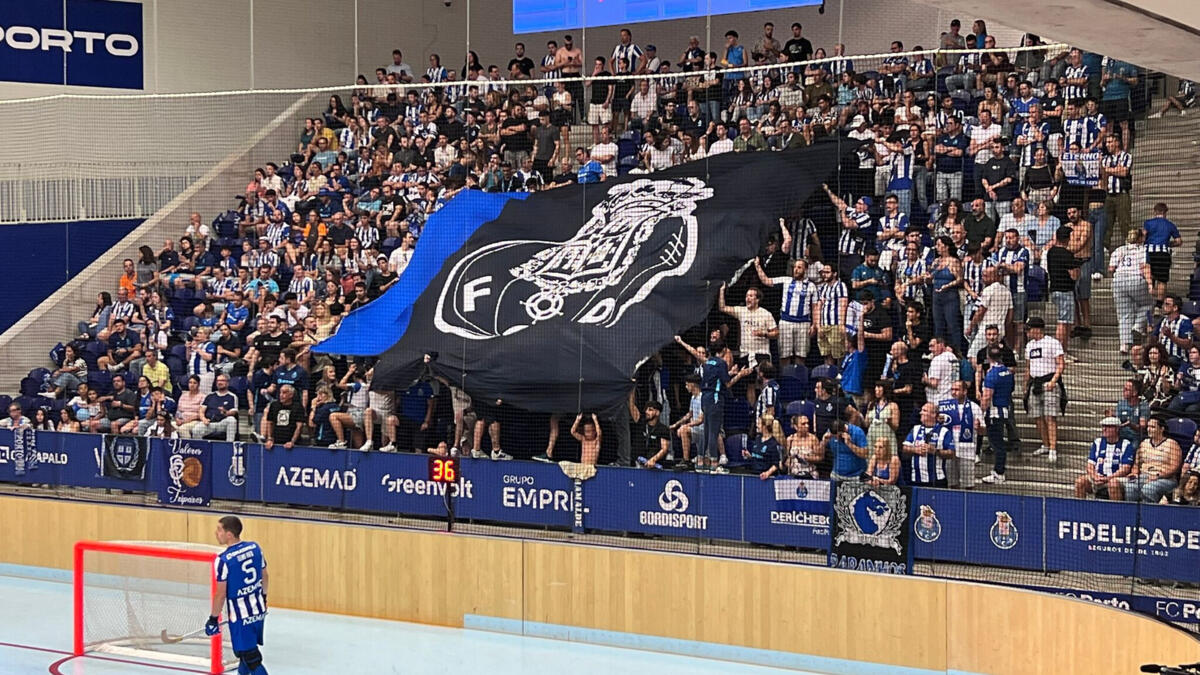Super Drag es Exibem Bandeira Do FC Porto A Preto E Branco No Drag o Super Drag es Exibem Bandeira Do FC Porto A Preto E Branco No Drag o
