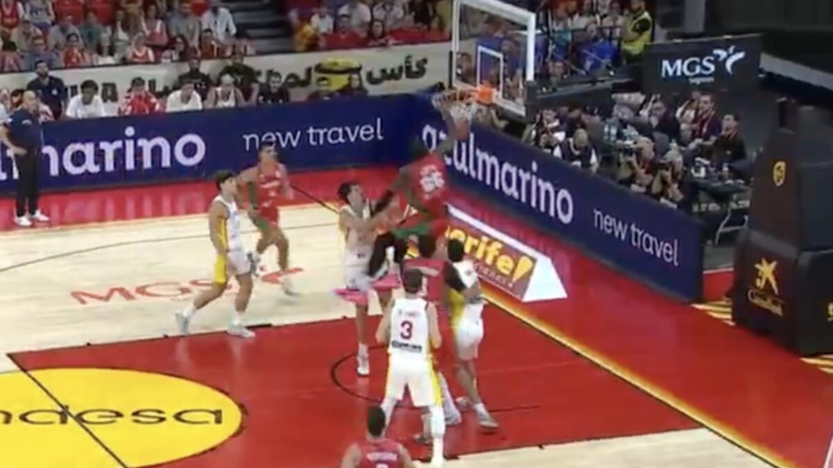 O lance de Neemias Queta que a FIBA destacou: "Cozinhou o defesa como se fosse um frango"