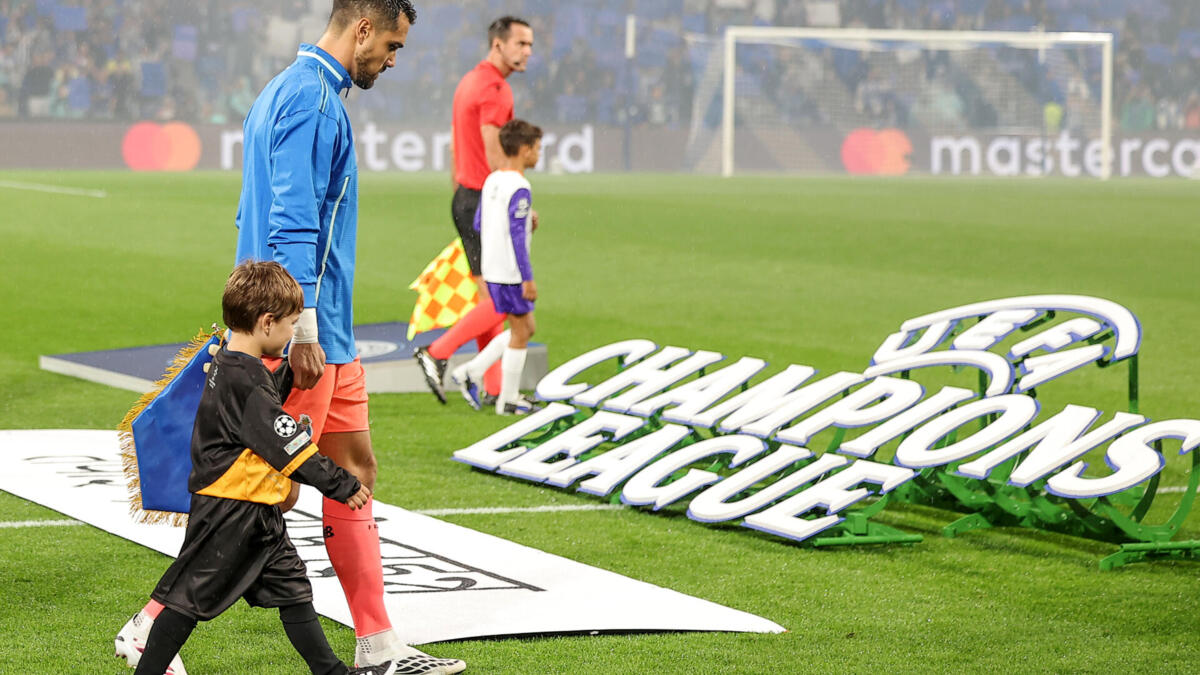 Football World Swoons Over Diogo Costa After Manchester City Display