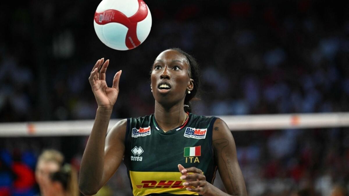 Jornalista turco acusado de racismo ao anunciar jogadoras da Itália: "Egonu, da Nigéria..."