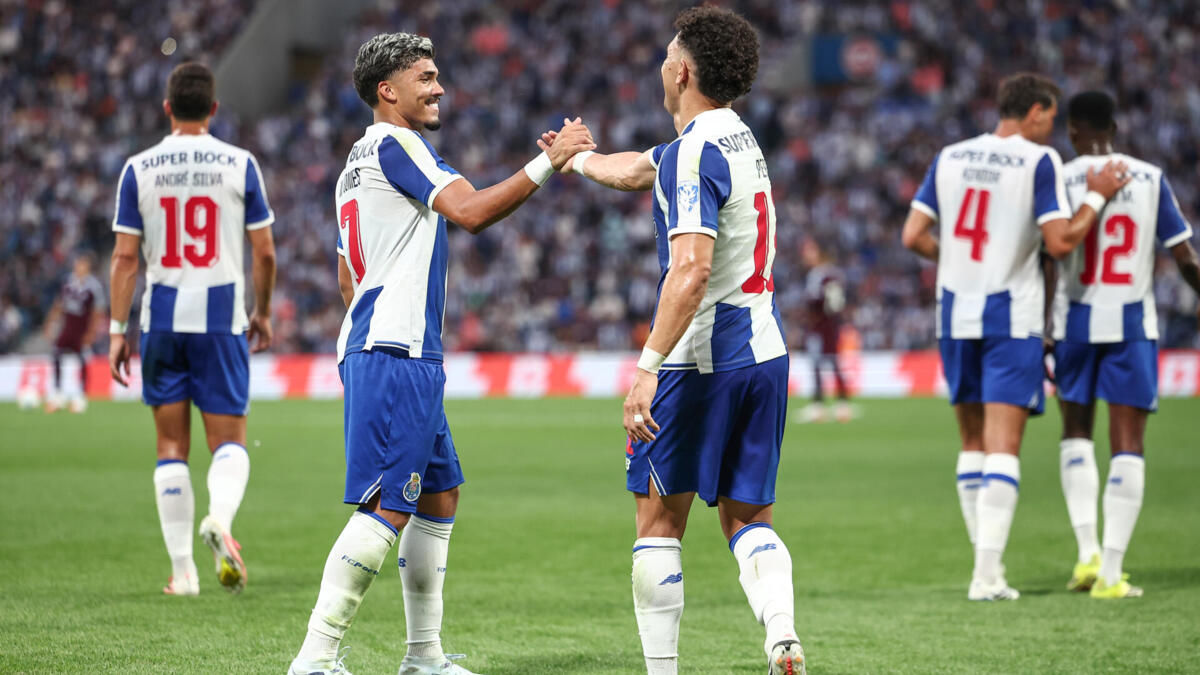 FC Porto vence 2-1 al Aston Villa en presentación ante sus aficionados
