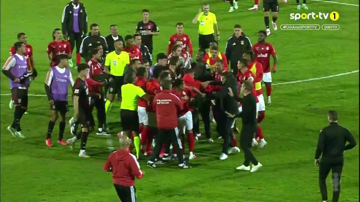 Photo: SAPO Santa Clara vs Benfica ends in red cards after brawl