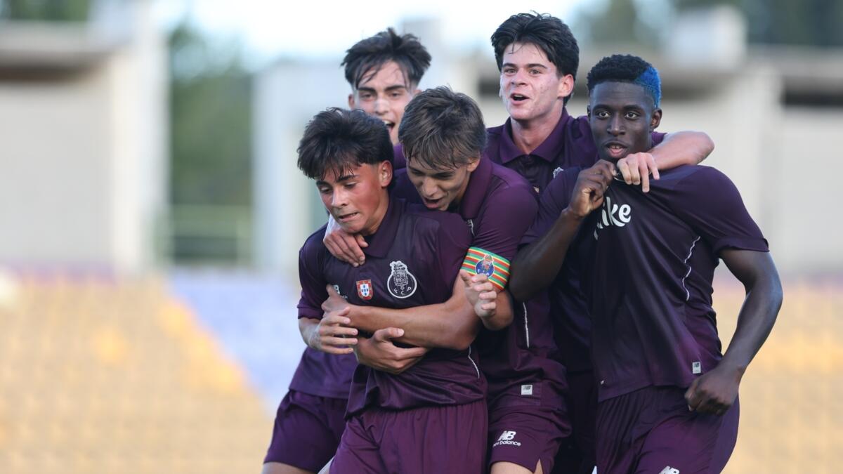 pemain juniores FC Porto merayakan kemenangan di Estadio dos Antas