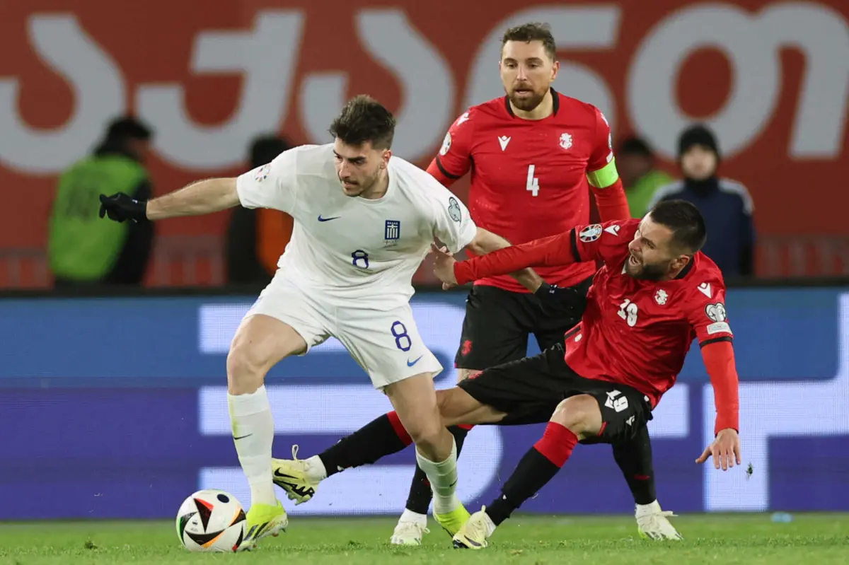 Ionnidis com a camisola da Grécia (Créditos: Giorgi ARJEVANIDZE / AFP)