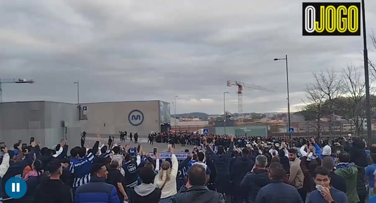 Imagem de contexto do artigo Muitos insultos na chegada dos adeptos do Benfica ao Dragão: eis o vídeo