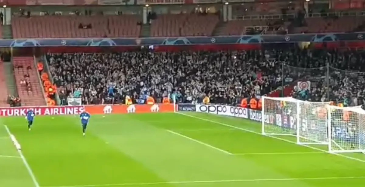 Imagem de contexto do artigo Guarda-redes do FC Porto com adeptos portistas por perto