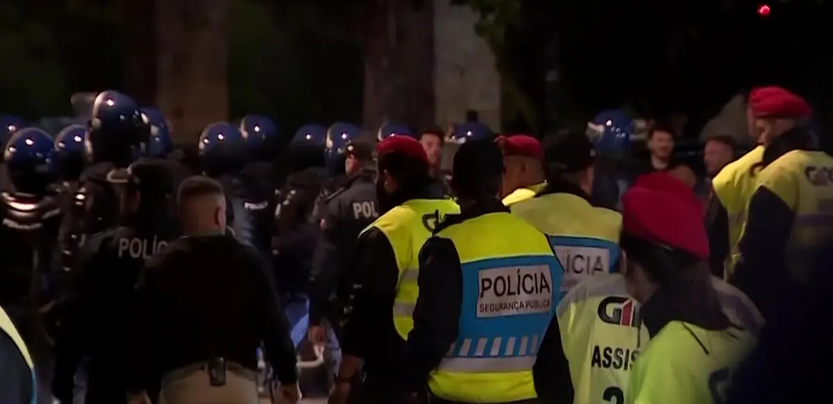 Imagem de contexto do artigo Adeptos do Benfica atiram garrafas e insultam Rui Costa, Schmidt e os jogadores