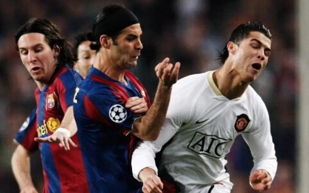 Messi e Rafa Márquez defrontam Ronaldo, em 2008 (créditos: UEFA)