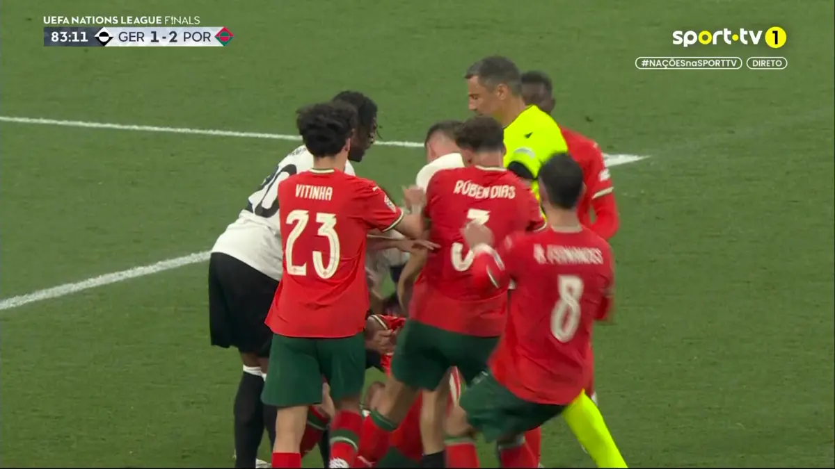 Imagem de contexto do artigo Jogadores envolveram-se em confusão e saíram três amarelos. Ora veja