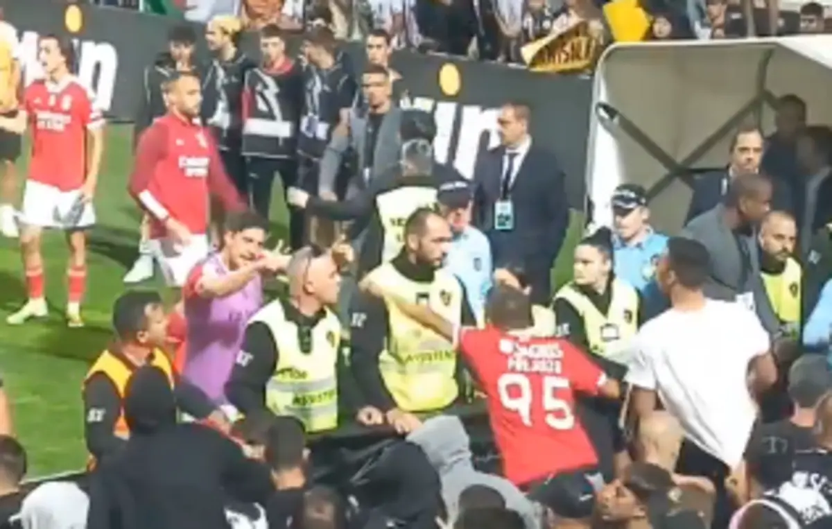 Imagem de contexto do artigo Jogadores do Benfica e Roger Schmidt insultados na saída do relvado. Veja as imagens