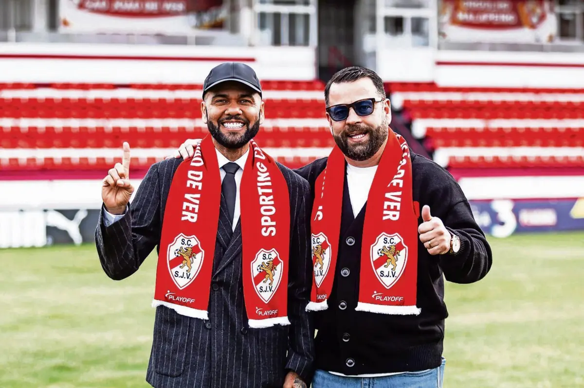 O investidor Dani Alves com Carlos Branco, presidente da SAD do São João de Ver