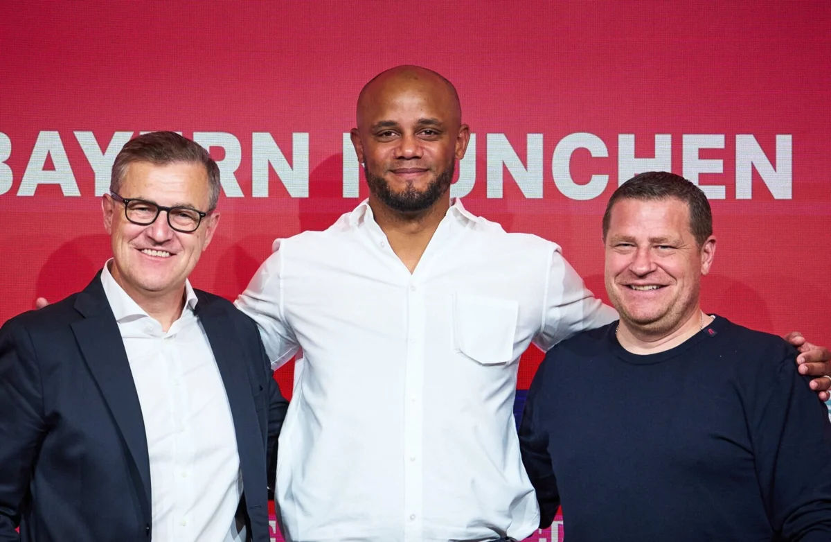 Vincent Kompany (ao centro) renovou com o Bayern