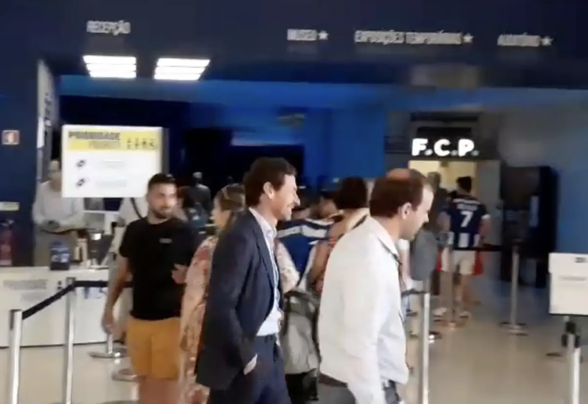 Imagem de contexto do artigo A chegada de Villas-Boas ao Museu do FC Porto para receber a Supertaça