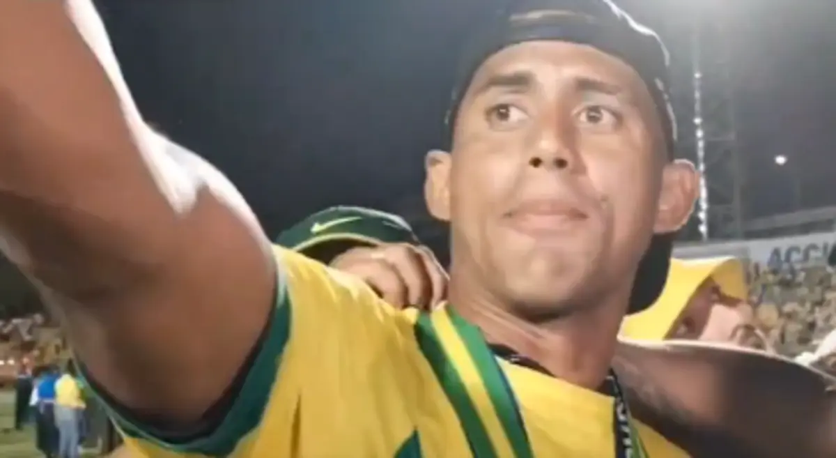 Imagem de contexto do artigo Insólito: roubaram-lhe a medalha de campeão, no relvado, nos festejos do título. Ora veja