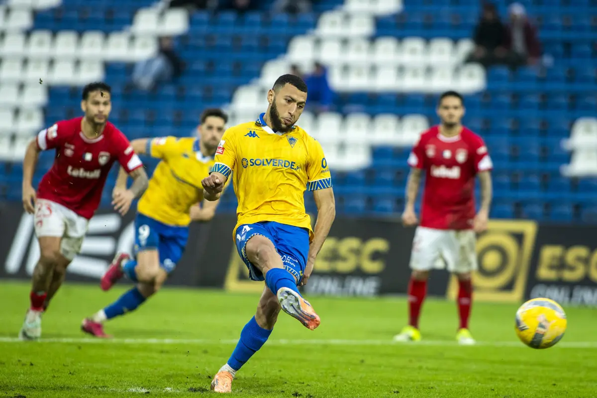 Imagem de contexto do artigo Muitos golos, penáltis e VAR: assista ao resumo do Santa Clara-Estoril