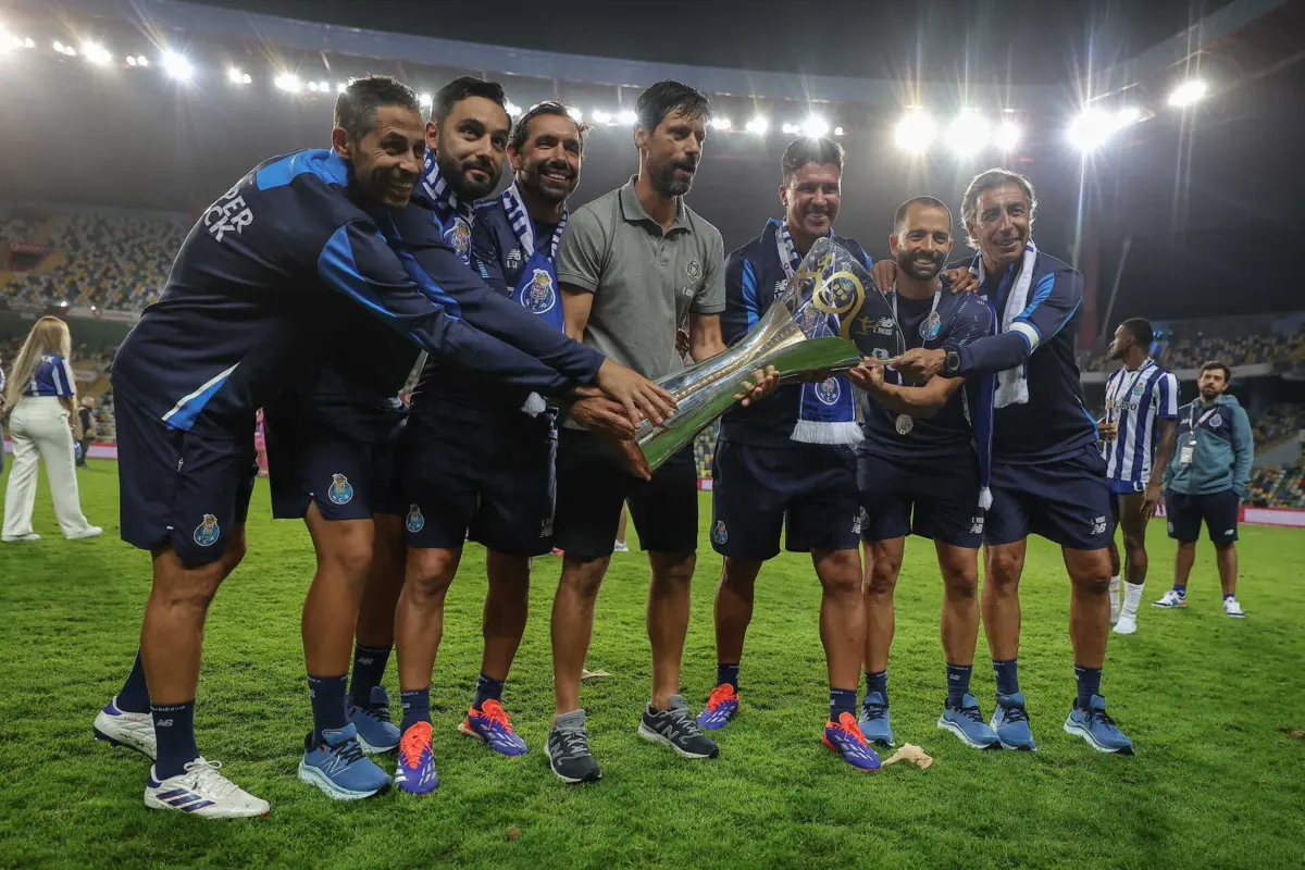 Vítor Bruno com os adjuntos (Créditos: Miguel Pereira/Global Imagens)