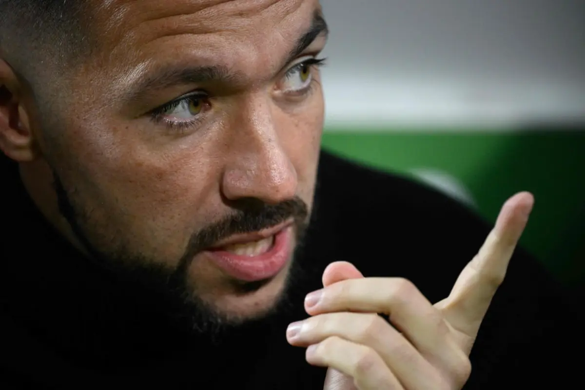 FC Porto's Italian coach Francesco Farioli looks on during the Portuguese league football match between Moreirense FC and FC Porto at Comendador Joaquim de Almeida Freitas stadium in Moreira de Conegos on October 27, 2025. (Photo by Miguel RIOPA / AFP)
