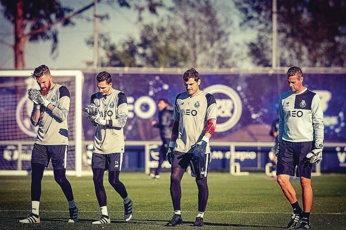 João Costa entre José Sá e Casillas (créditos: D.R.)