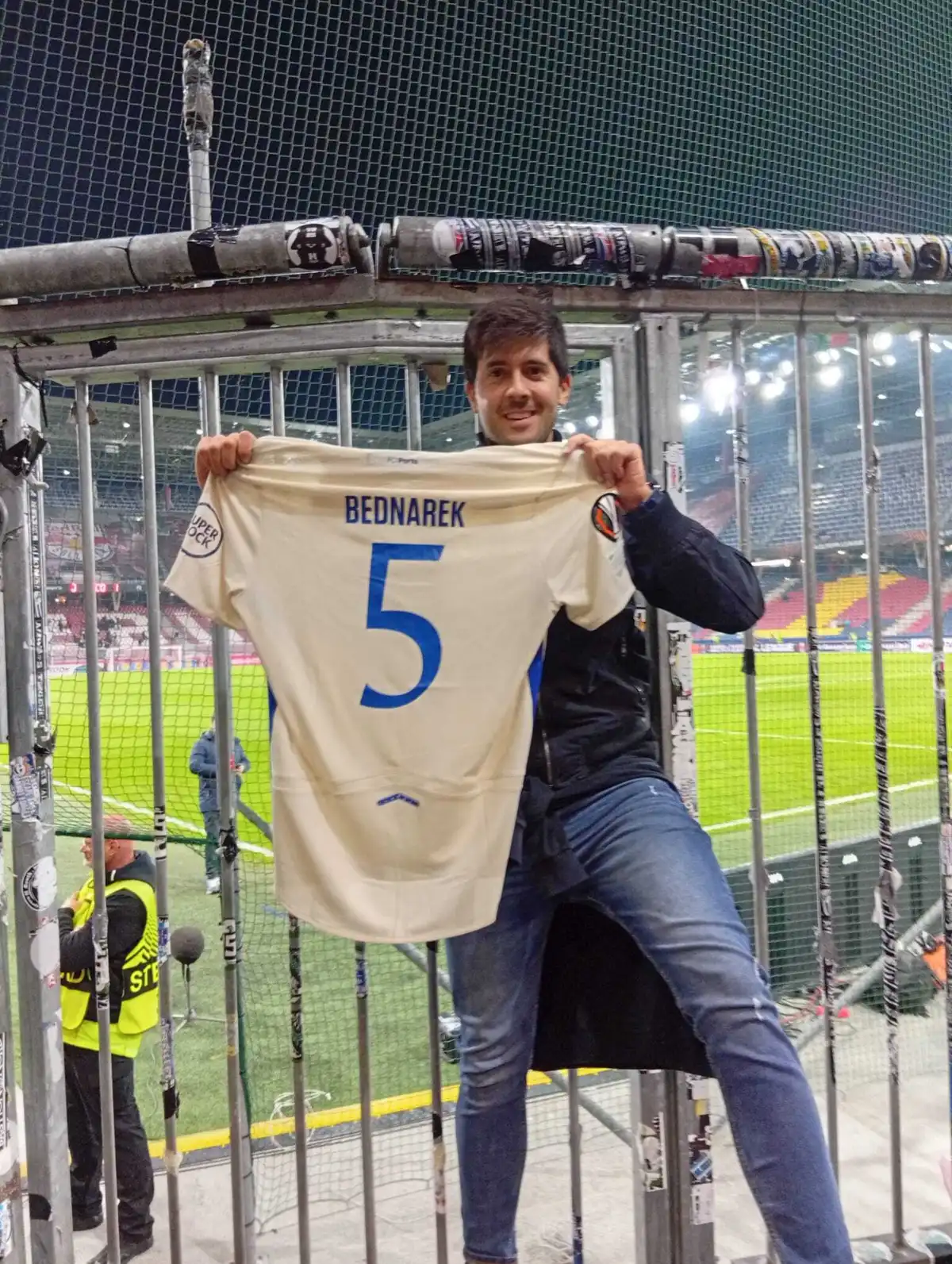 Imagem de contexto do artigo Bednarek esqueceu-se de bens pessoais e foi salvo por um adepto do FC Porto