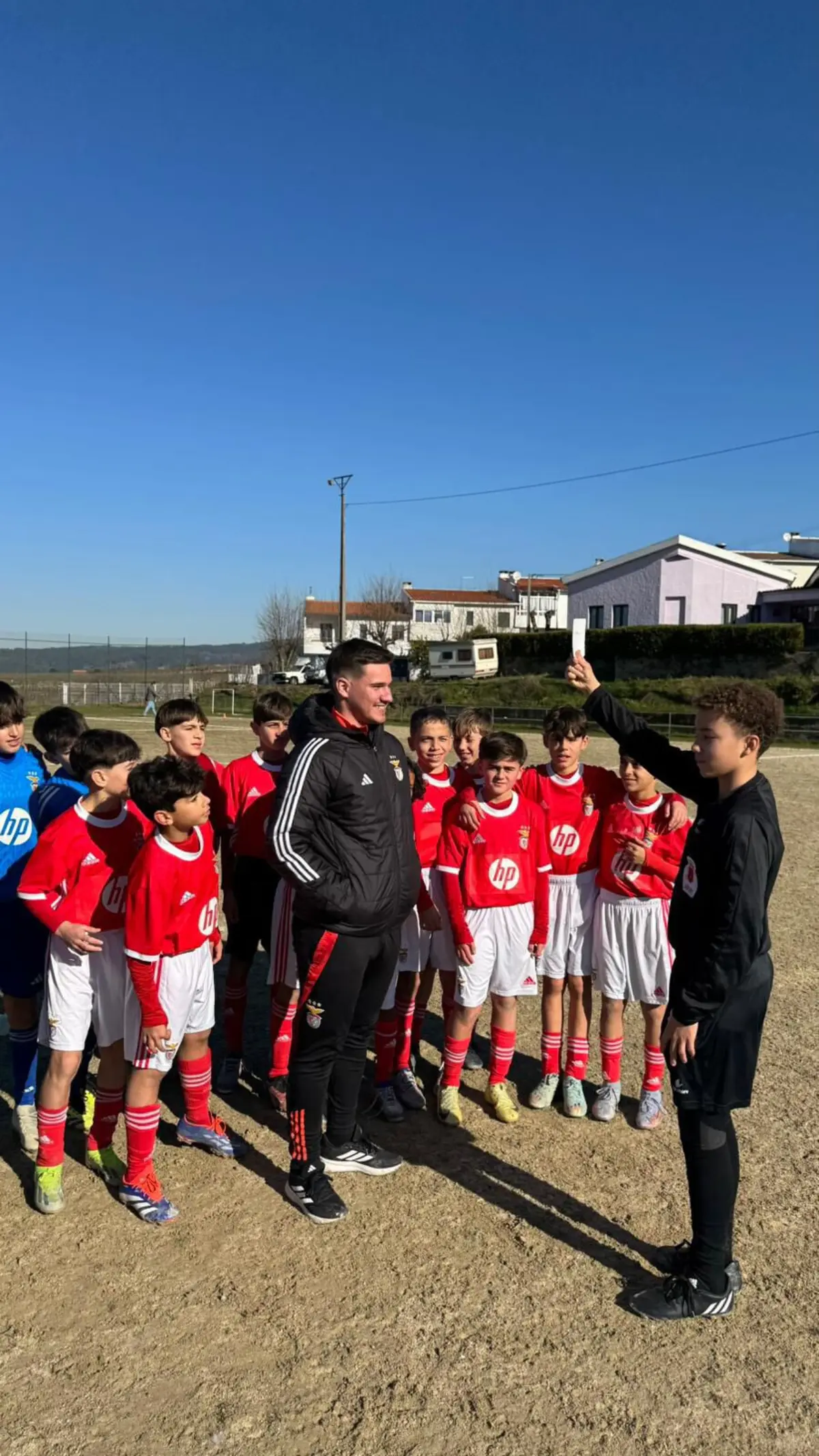 Treinador do SVR Benfica recebe cartão branco